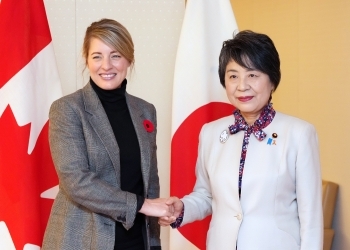 正面を向き、握手を交わす、両外相の様子