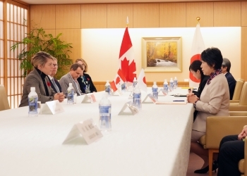 テーブルにつき、会談を行う、両外相の様子