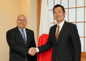スナイニー駐日イエメン大使と握手をする深澤外務大臣政務官
