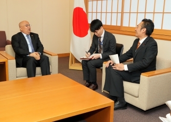 スナイニー駐日イエメン大使と会談をする深澤外務大臣政務官