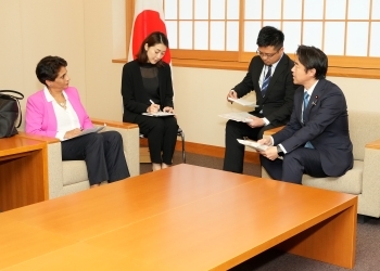 穂坂外務大臣政務官とカンニ・ウィグナラジャUNDP総裁補兼アジア太平洋局長との会談の様子