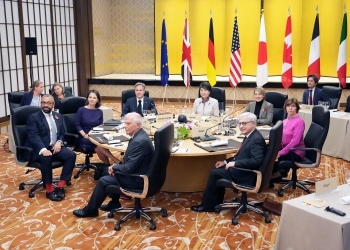 テーブルに着き、写真撮影に応じる、G7各国外相及びEU上級代表の様子