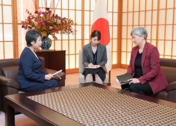 上川外務大臣が、ウォン外相と懇談している様子