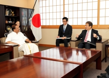 堀井外務副大臣が、V.ムラリーダラン外務・議会担当閣外大臣と懇談している様子