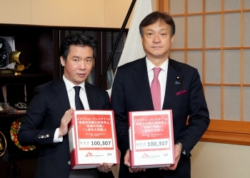 村田MSF日本事務局長から、イスラエル・パレスチナ情勢関連で集めた署名を受け取る堀井外務副大臣
