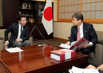 村田MSF日本事務局長と懇談する堀井外務副大臣
