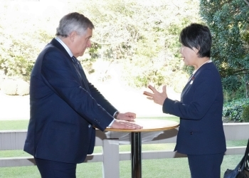 イタリアのタヤーニ外相と懇談する上川外務大臣