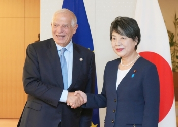 会談を前に、フォンテジェス欧州連合(EU)外務・安全保障政策上級代表と握手する上川外務大臣