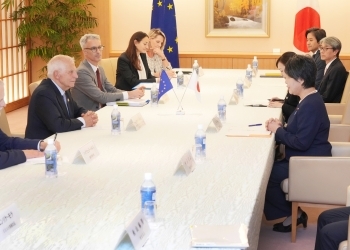 上川外務大臣が、フォンテジェス欧州連合(EU)外務・安全保障政策上級代表と懇談する上川外務大臣