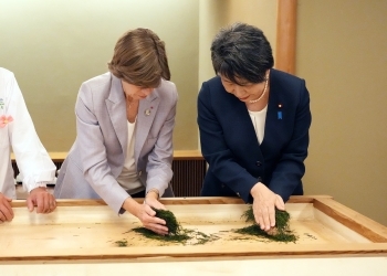 煎茶の手もみを体験する日仏両外相