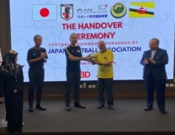 サッカー用具の寄贈式