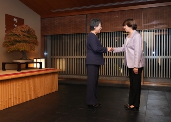 挨拶を交わす両外相