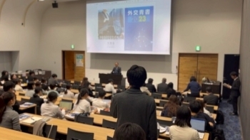 質問をする学生の様子
