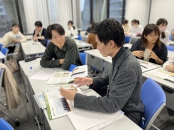 参加者達によるグループ討論の様子