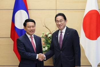 サルムサイ・ラオス副首相と握手する岸田総理大臣