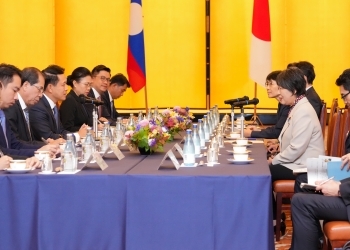 テーブルに着き、会談を行う、両外相の様子