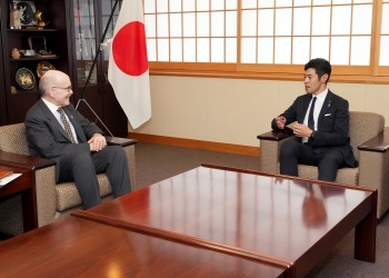 着席し、意見交換を行う、辻󠄀副大臣とズムワルト理事長の様子