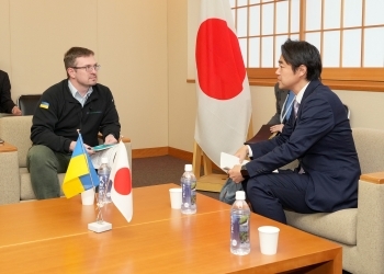 穂坂外務大臣政務官とイーホル・クジン・ウクライナ保健省次官の会談の様子