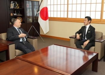 辻外務副大臣が、グリーン・ハワイ州知事と懇談している様子