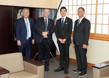 辻外務副大臣が、ハワイ州のグリーン知事及びスコット・サイキ下院議長と記念撮影している様子