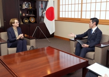 辻󠄀外務副大臣とデコット・フランス欧州・外務省事務次官の懇談の様子