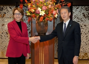 アンヌ=マリー・デコット・フランス欧州・外務省事務次官と握手をする岡野外務事務次官