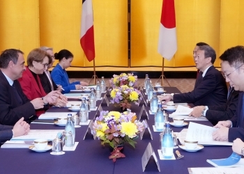 日仏次官協議の場で会談をする岡野外務事務次官とデコット・フランス欧州・外務事務次官の様子