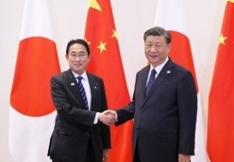握手する両首脳