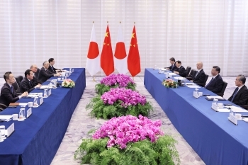 会談する両首脳