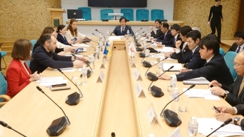 テーブルに着き、意見交換を行う、辻󠄀外務副大臣、岩田経済産業副大臣、およびクブラコフ副首相兼地方自治体・国土・インフラ発展相の様子