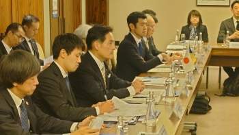 テーブルに着き、ウクライナ商工会議所と意見交換を行う、辻󠄀外務副大臣及び岩田経済産業副大臣の様子
