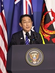 スピーチする岸田総理大臣