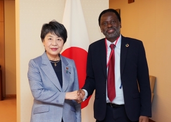 チリツィ・マルワラ国際連合大学学長と握手をする上川外務大臣