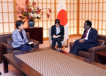 上川外務大臣とチリツィ・マルワラ国際連合大学学長の会談の様子
