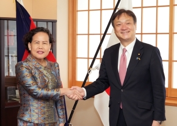 カンボジアのトゥオット・パニャー外務国際協力省長官と握手する堀井外務副大臣