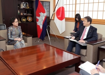 堀井外務副大臣が、カンボジアのトゥオット・パニャー外務国際協力省長官と懇談している様子