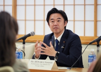 カナダ人若手リーダーの一行と意見交換を行う、穂坂政務官の様子