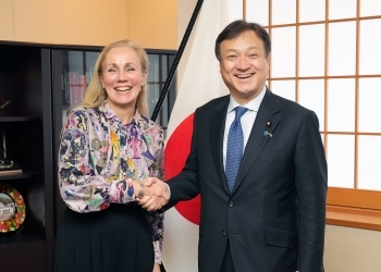 キティ・ファン・デル・ハイデンUNICEF事務局次長と握手をする堀井外務副大臣