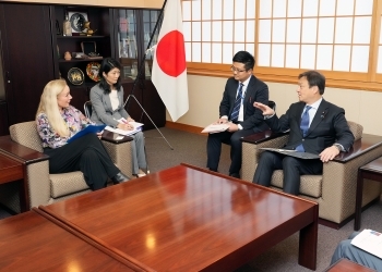 堀井外務副大臣とキティ・ファン・デル・ハイデンUNICEF事務局次長との会談の様子