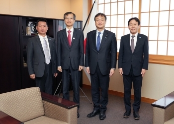 日中韓事務局の局長及び次長2名と記念撮影を行う堀井外務副大臣