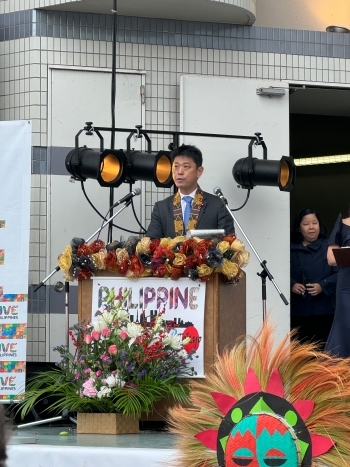 挨拶する高村外務大臣政務官