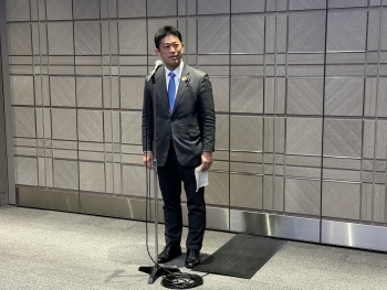 「日本留学フォーラム」レセプションにおいて挨拶を行う高村外務大臣政務官