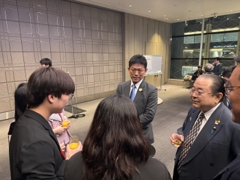 高村外務大臣政務官が「日本留学フォーラム」のレセプション参加者と懇談している様子