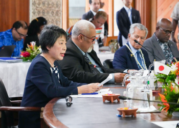 第10回日中韓外相会議にて写真撮影する3外相