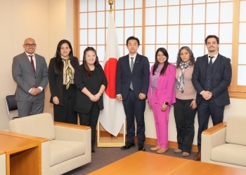 記念撮影に応じる穂坂政務官とFEALAC若手リーダー6名の様子