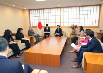 意見交換を行う、穂坂政務官とFEALAC若手リーダー6名の様子