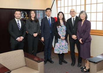 正面を向き、写真撮影に応じる、辻󠄀副大臣と日系カナダ人一行の様子