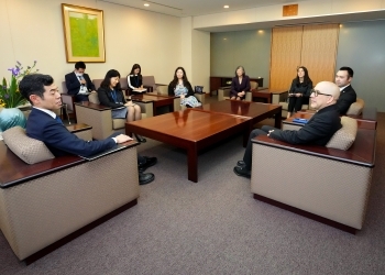 着席し、意見交換を行う、辻󠄀副大臣と日系カナダ人一行の様子