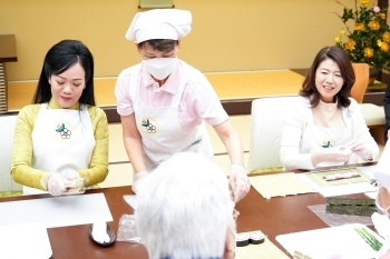 ベトナム国家主席夫人と寿司作り体験をする様子