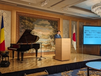 演台に立ち、挨拶を行う、穂坂政務官の様子